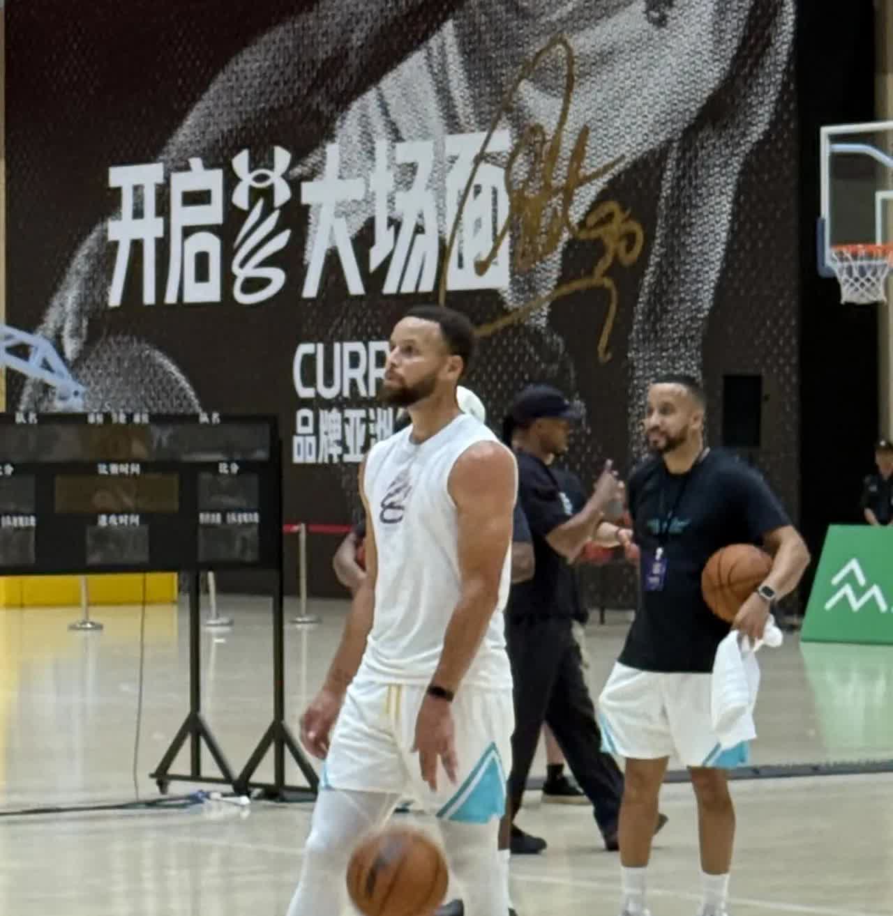 你知道NBA职业生涯罚球命中率第一人是谁吗？？？答案是：库里职业生涯罚球91.1