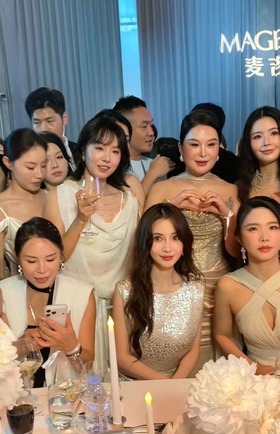 Baby现在资源下滑得好严重啊！最近她出席了一场微商晚宴，当天身穿迪奥高定