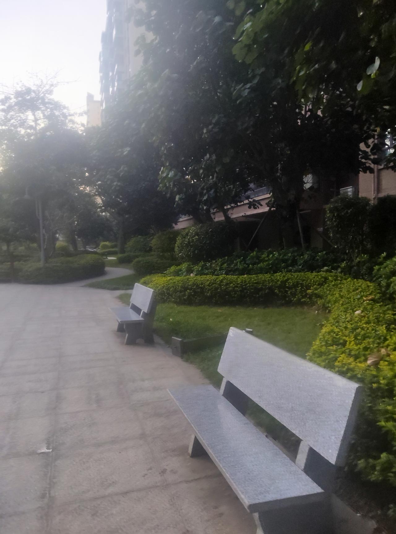 一般流感症状可比普通感冒严重多了。全身症状上，会高热，体温能飙到39℃甚至更高