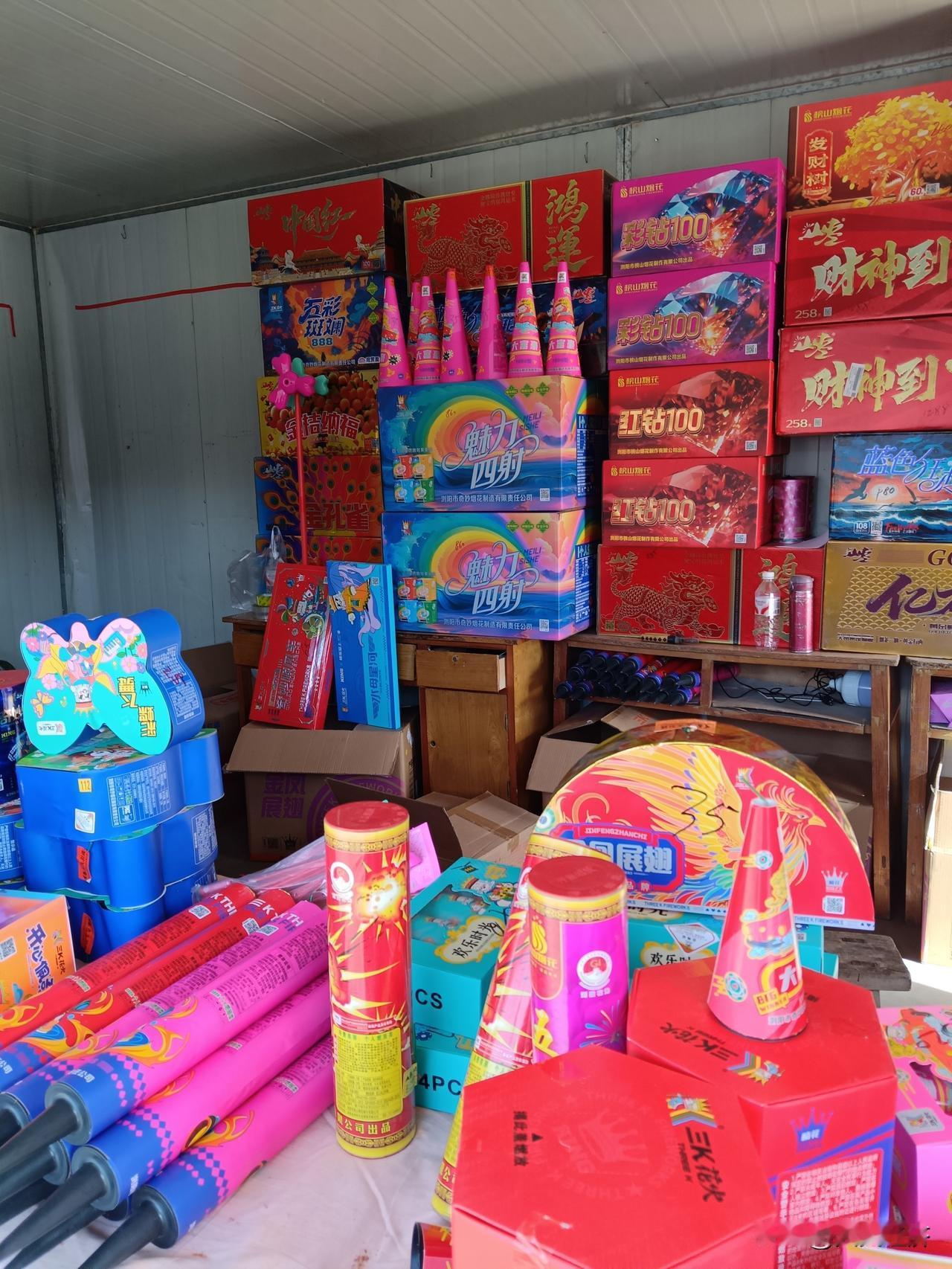 如今的烟花爆竹经销商，真的是变态。刚刚路过八中前的经销点，看到一万的鞭炮卖价是8