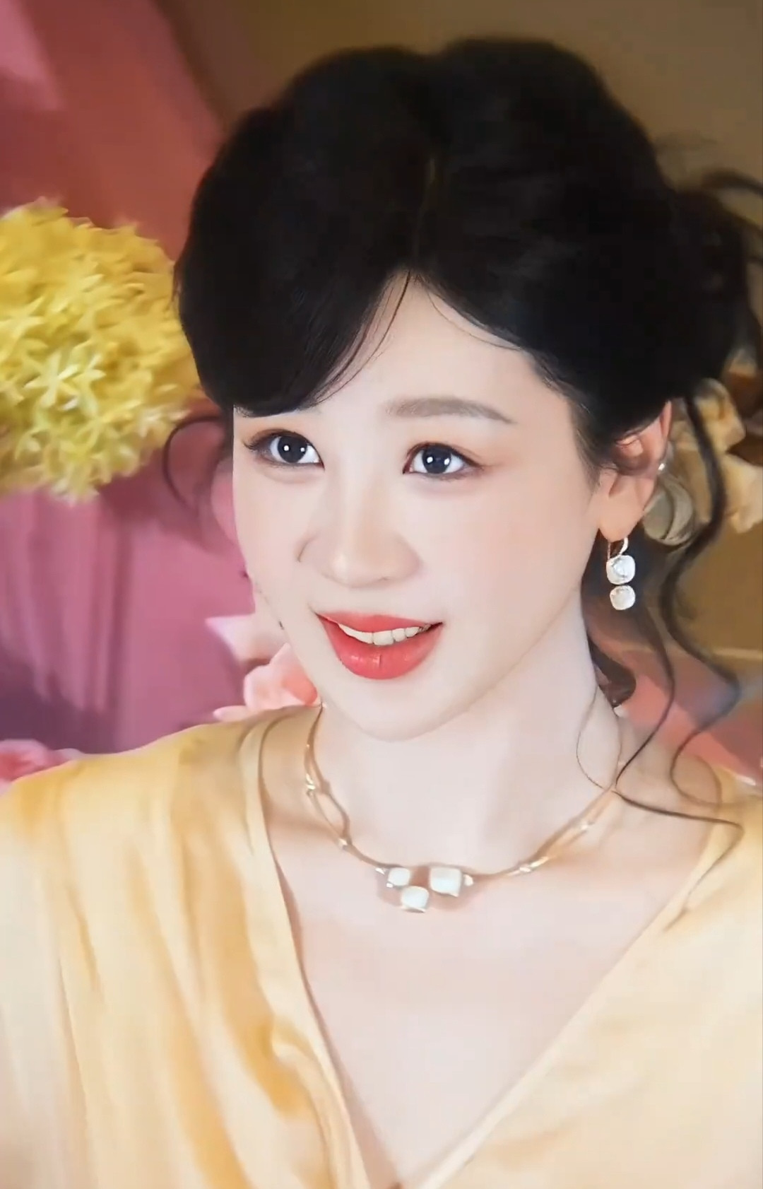 温婉大气，具有东方美女的美。[赞][赞][赞]造型纯纯董竹君那味[舔屏...