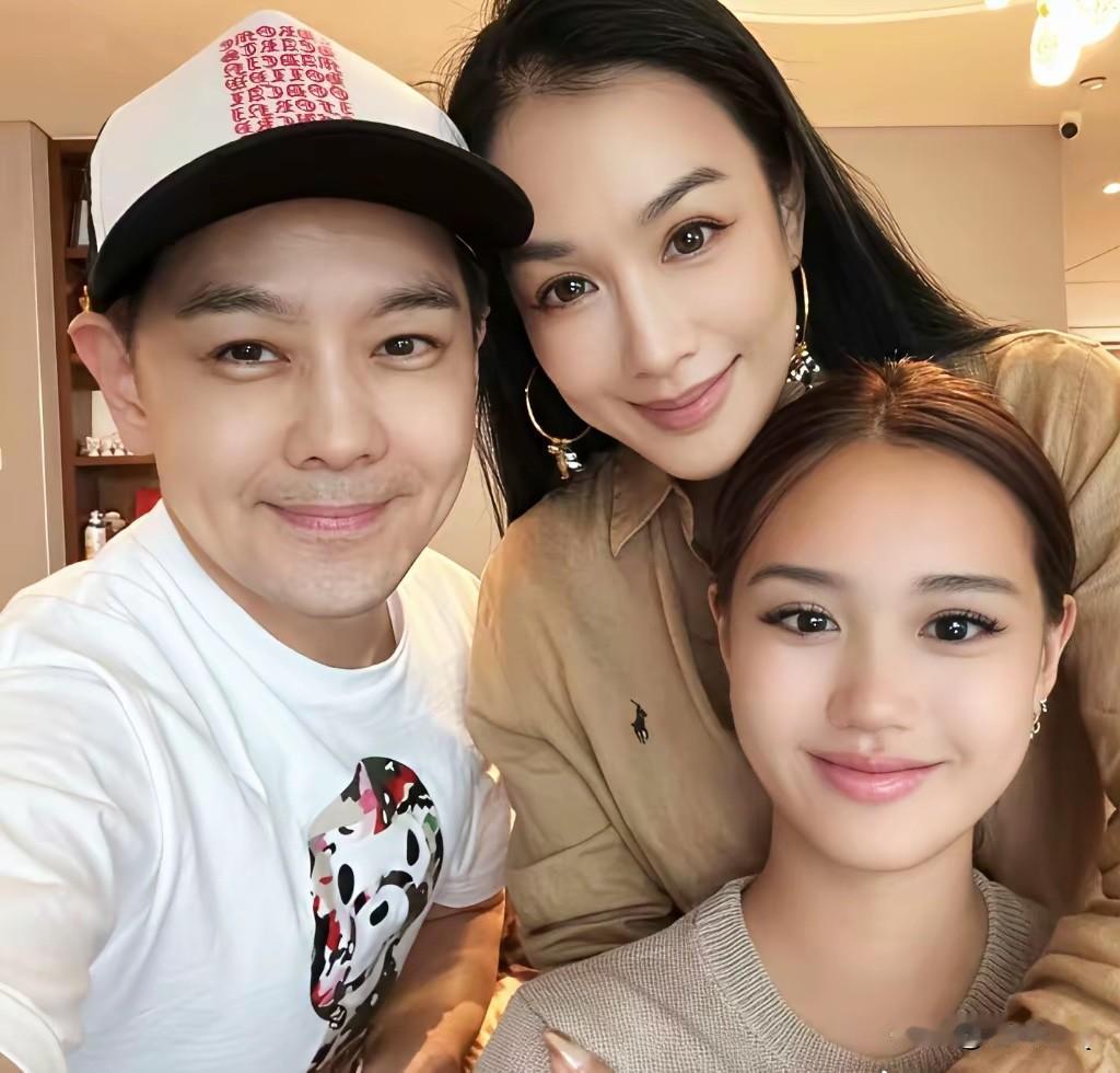 钟丽缇和小女儿考拉一起同框林志颖，都在说林志颖是不老男神，钟丽缇何况不是呢，十几