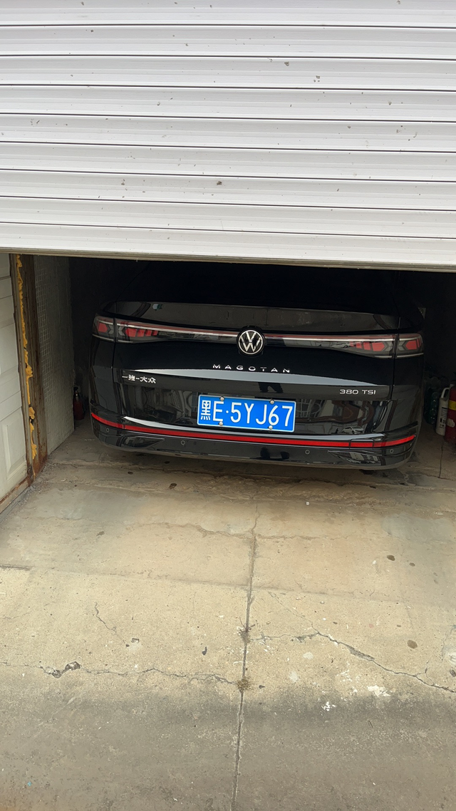 迈腾B9380天若有情天亦老，B9就是我的宝。穿西装打领带，迈腾车主你最帅。年