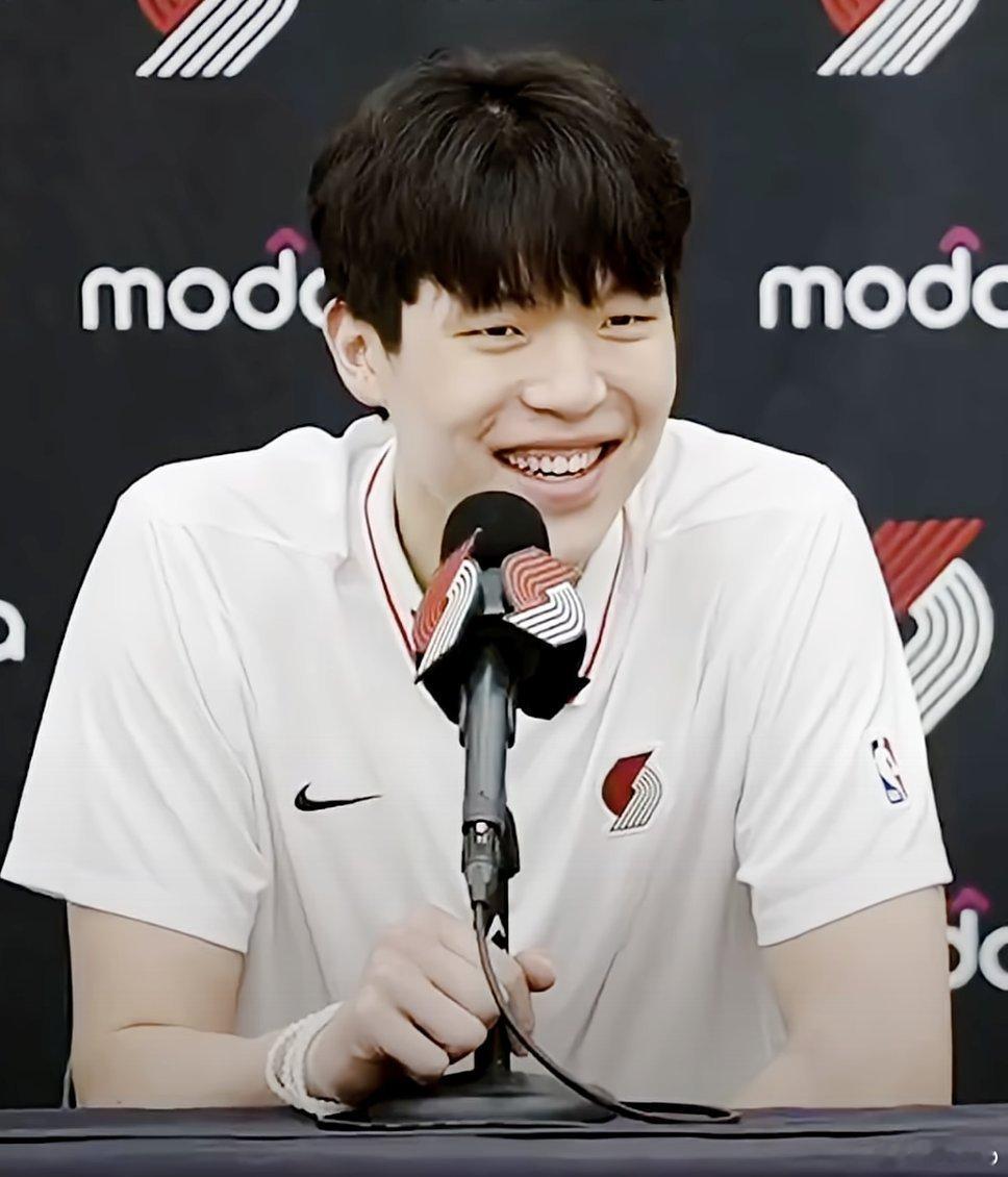 杨瀚森今天早上通过了驾照考试，现在拥有了美国驾照。他表示计划购买的车型是宝马X5