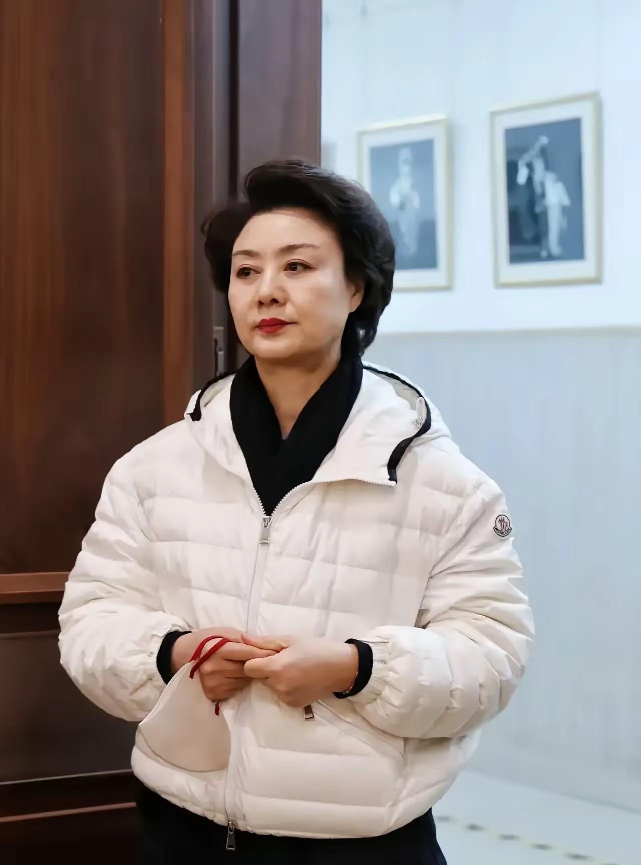 真翻车了！于魁智李胜素这段采访炸了锅——夸香港观众“尊重艺术不开闪光灯”，反手吐