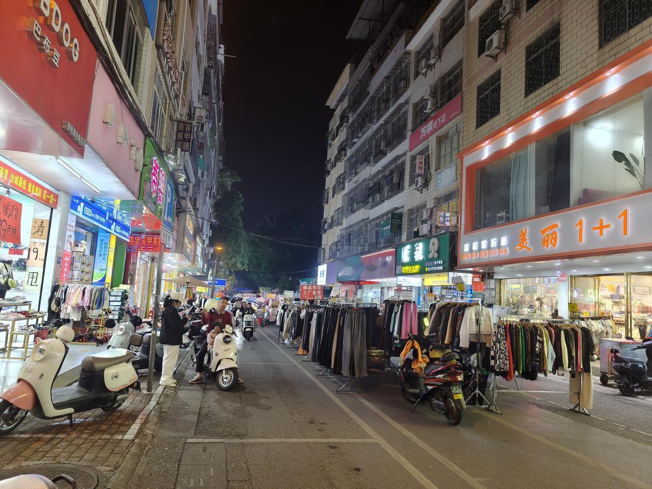 南宁大沙田，现在变得静悄悄了，想想早些年，这里繁华🉐跟个小香港一样，人潮熙熙攘