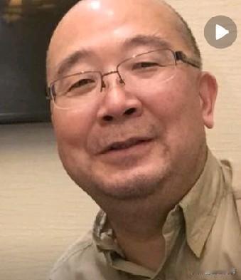 唐师曾去世了？！唐师曾，外号“唐老鸭”，1961年生于北京，江苏无锡祖籍，北