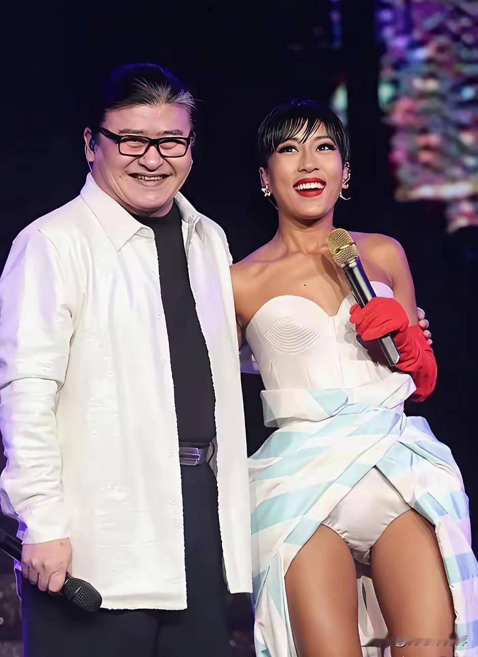 看刘欢笑得这般开怀，他必定是极为欣赏这个徒弟。刘欢与吉克隽逸同框，给人一种强烈