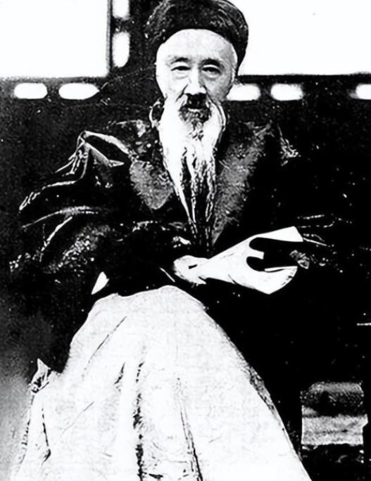 一个美国女人故意用英语和辜鸿铭交谈，辜鸿铭没理睬，美国女人冷笑起来：“他连英语都