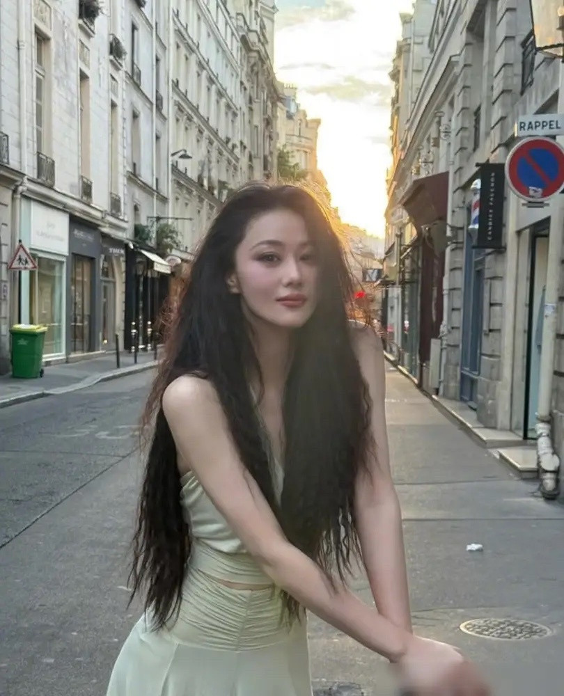 全网都在替张馨予不拼事业惋惜，结果人家扭头就去买了辆15万的代步车。网友急了，