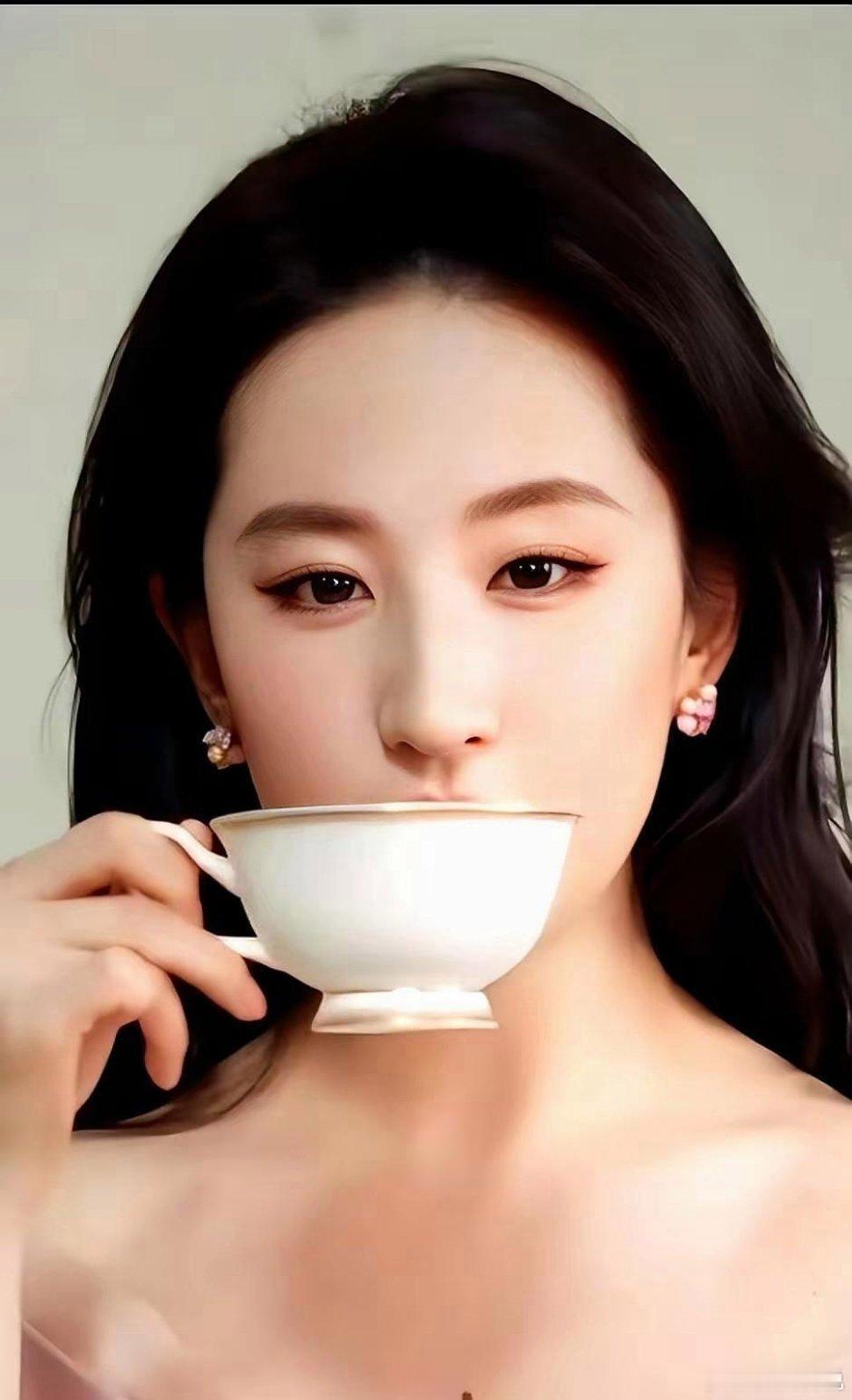 两年不开工，片酬5000万，刘亦菲的玩法你看懂了吗？你以为她没戏拍是过气了？错。