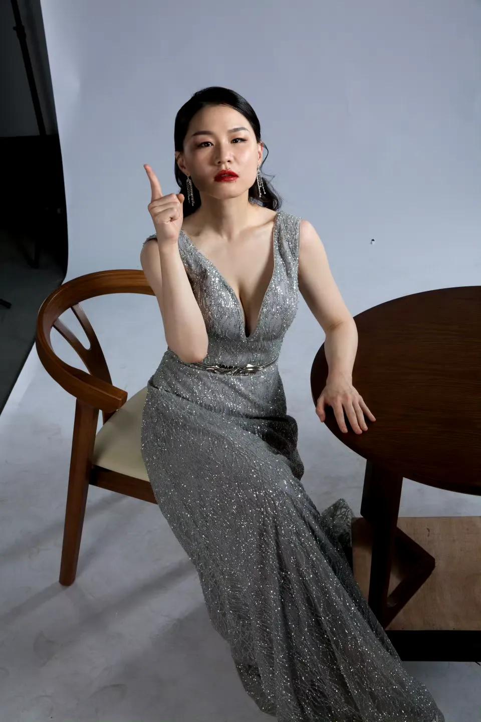 感觉金靖有点用力过度了，她有点表演型人格，她的面相给我一种心眼很小，但表面