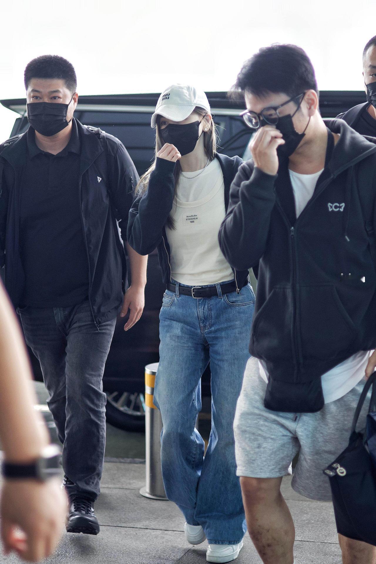 王心凌街拍，依然是休闲风！一身黑白蓝的基础款搭配，轻松拿捏清爽少女感短款黑连