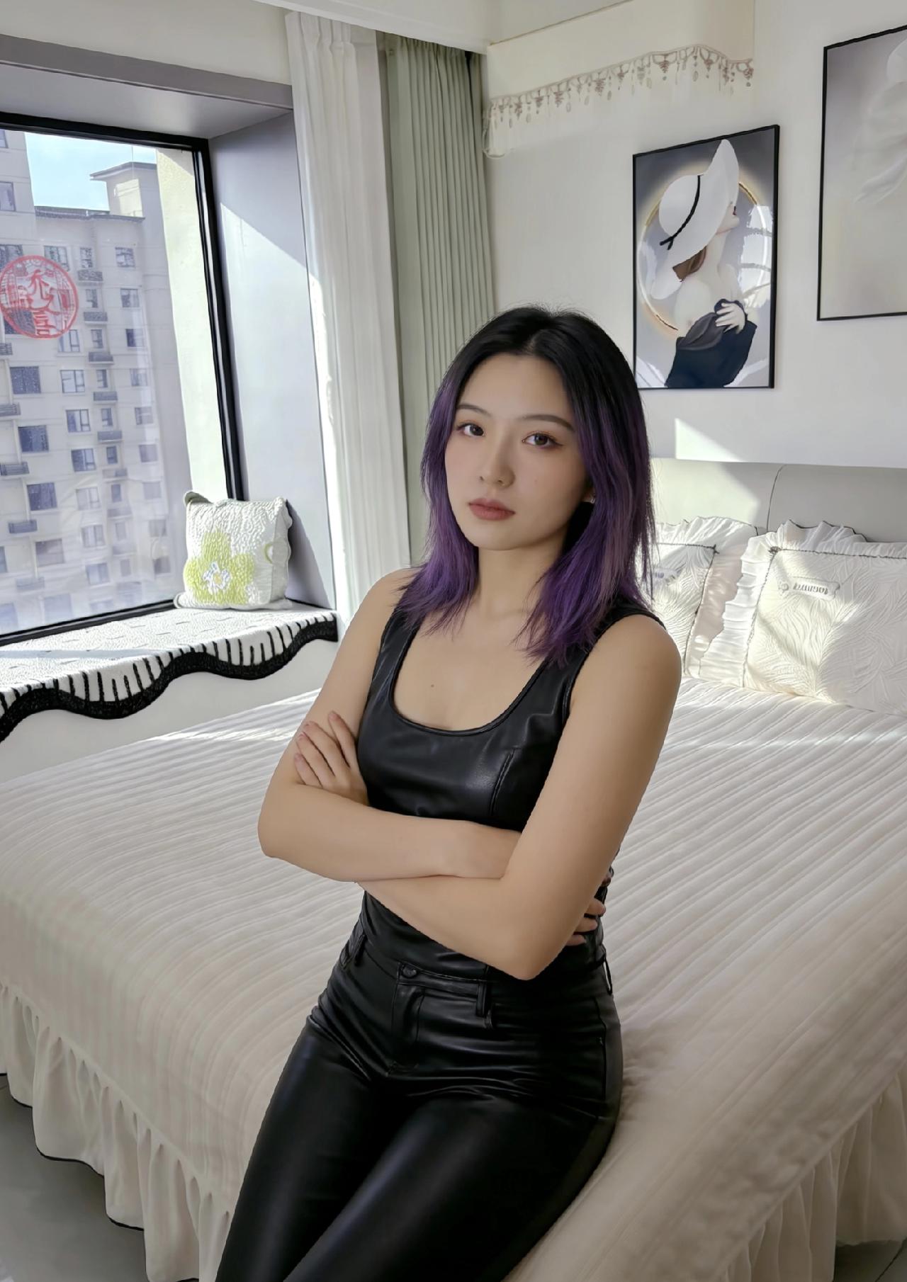 晨光斜切进卧室的窗把白床品揉成柔软的细浪紫发在光里洇开墨色的香像暗夜里绽的