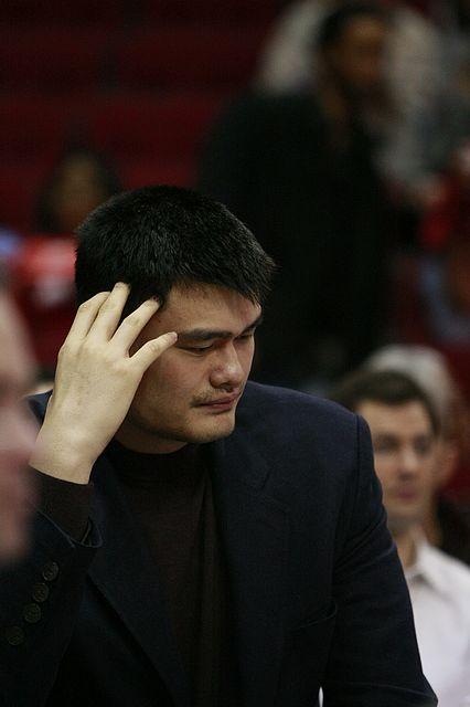 姚明迎难而上！ 据体育媒体人最新透露，前中国篮协主席姚明极有可能重回篮协主持