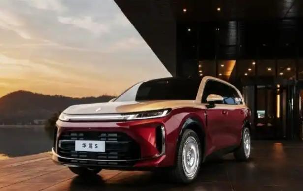 颜值设计上，华境S融合现代美学与未来科技感，整体造型简约大气，线条流畅凌厉，姿态