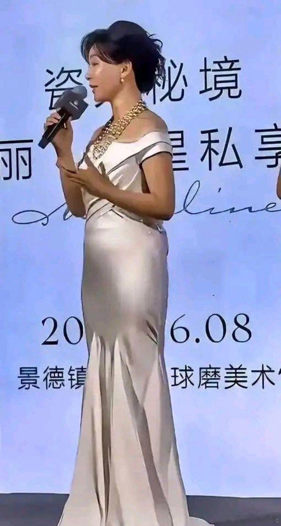 48岁陈数现身活动，小肚腩有点明显，可那气质、那颜值，依旧美得让人移不开眼​​