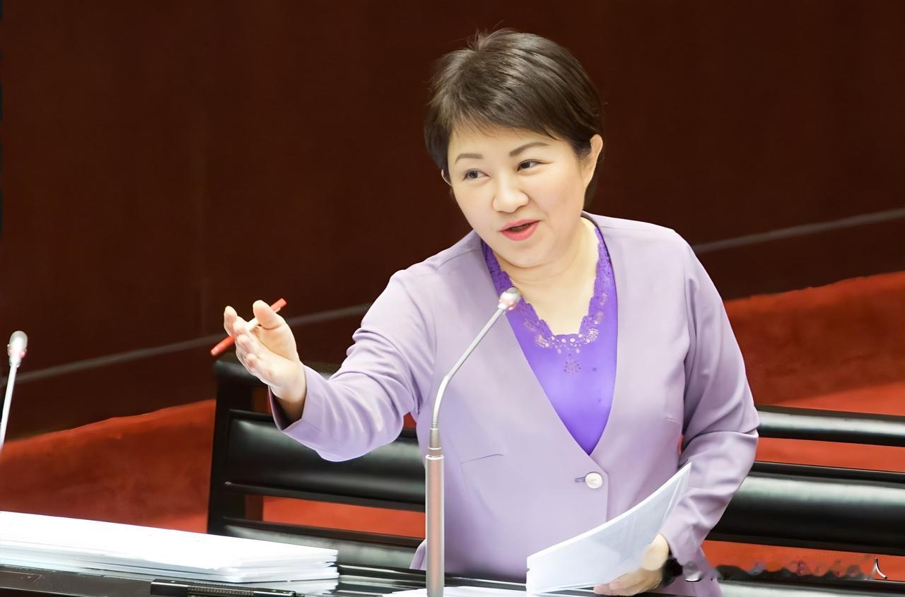 卢秀燕的麻烦来自党内！不是民进党攻击她，是国民党文传会主委尹乃菁亲口爆料：连战两