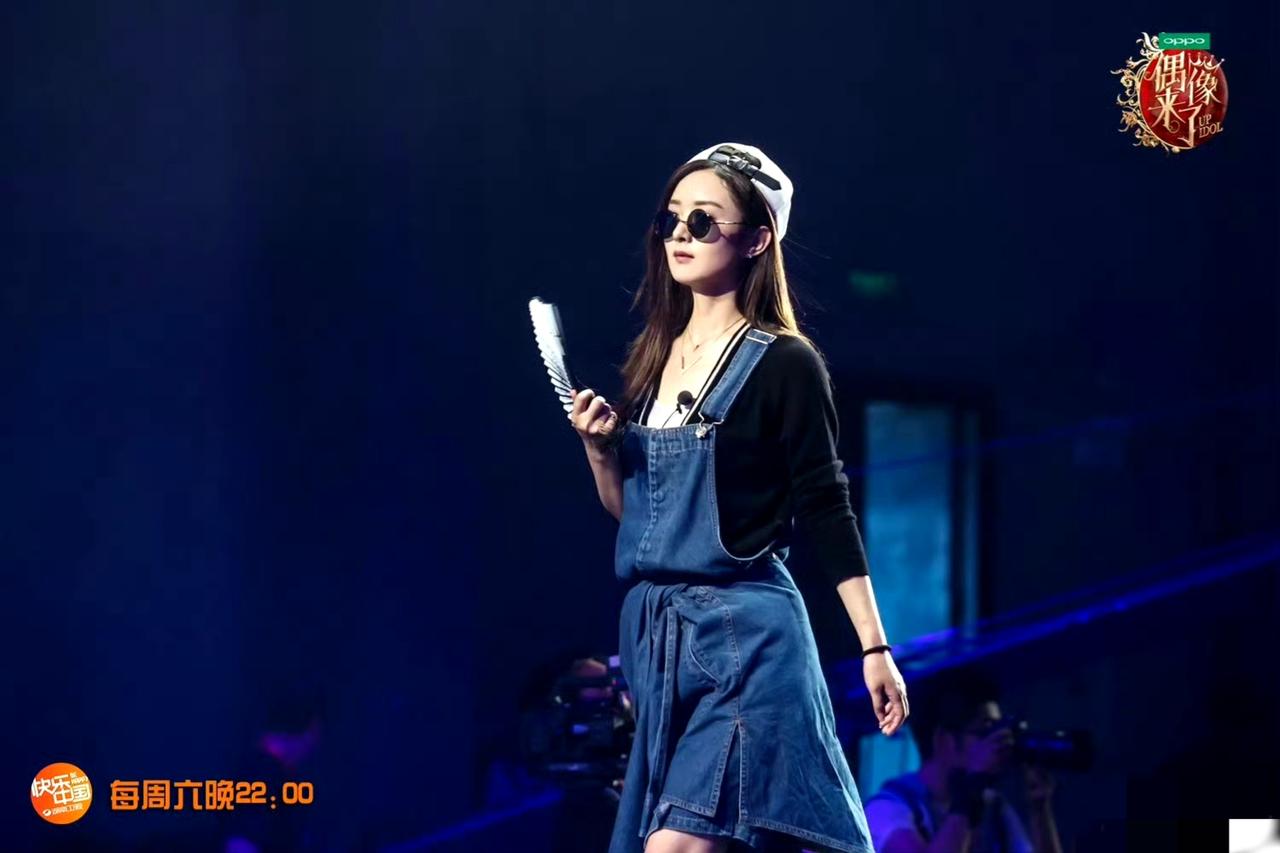 考古《偶像来了》！赵丽颖的T台首秀也太有范儿了吧！墨镜一戴，贝雷帽一扣，牛仔背