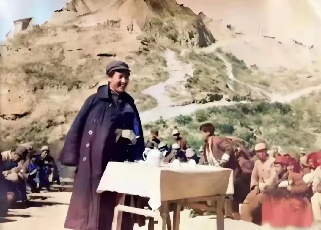 毛主席的演讲，背倚黄土高坡，脚踏泥土芬芳，笑容里看到了新社会的曙光！没有高大时