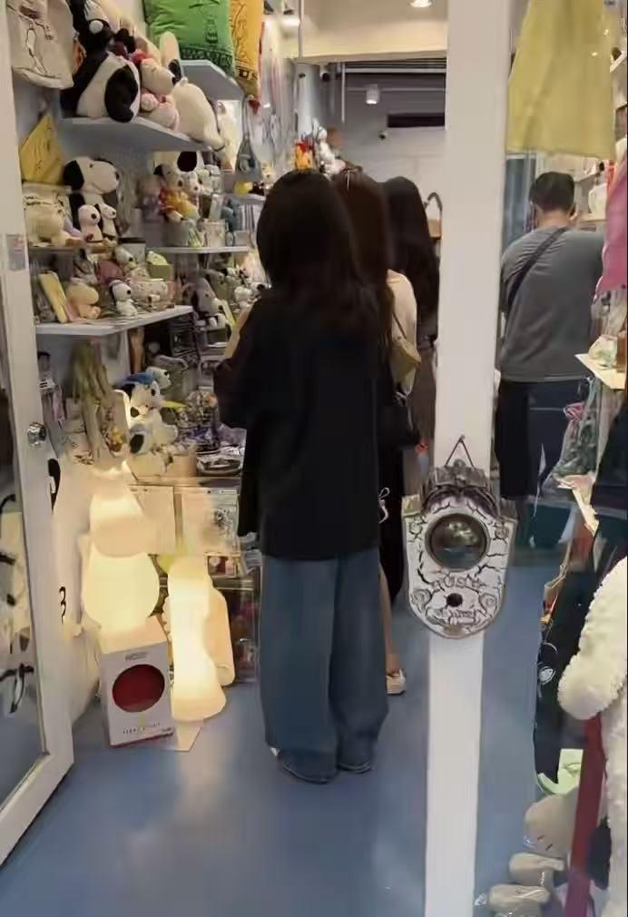 马筱梅带小玥儿去逛玩具店，就像两姐妹一样，马筱梅妈妈看她俩的眼神充满了爱。她