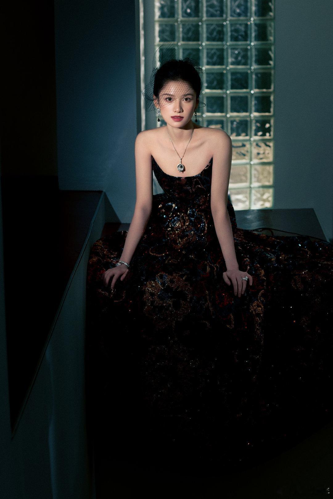 张婧仪盘发红唇小烟熏妆张婧仪复古晚宴风鞠婧祎复古晚宴氛围感天花板！盘发搭配