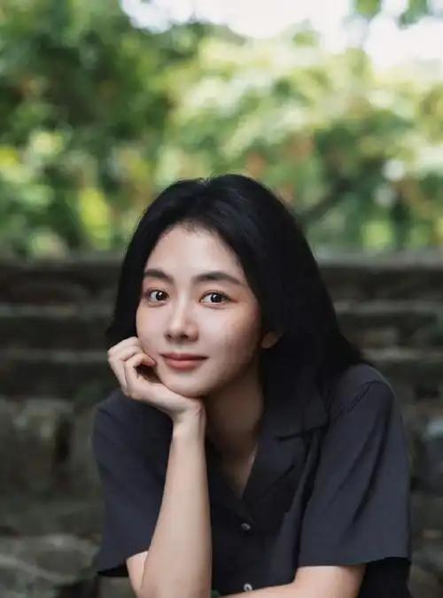 谭松韵18年不签大公司，凭什么一直有女主戏？ 在很多人印象里，演员想在内娱站