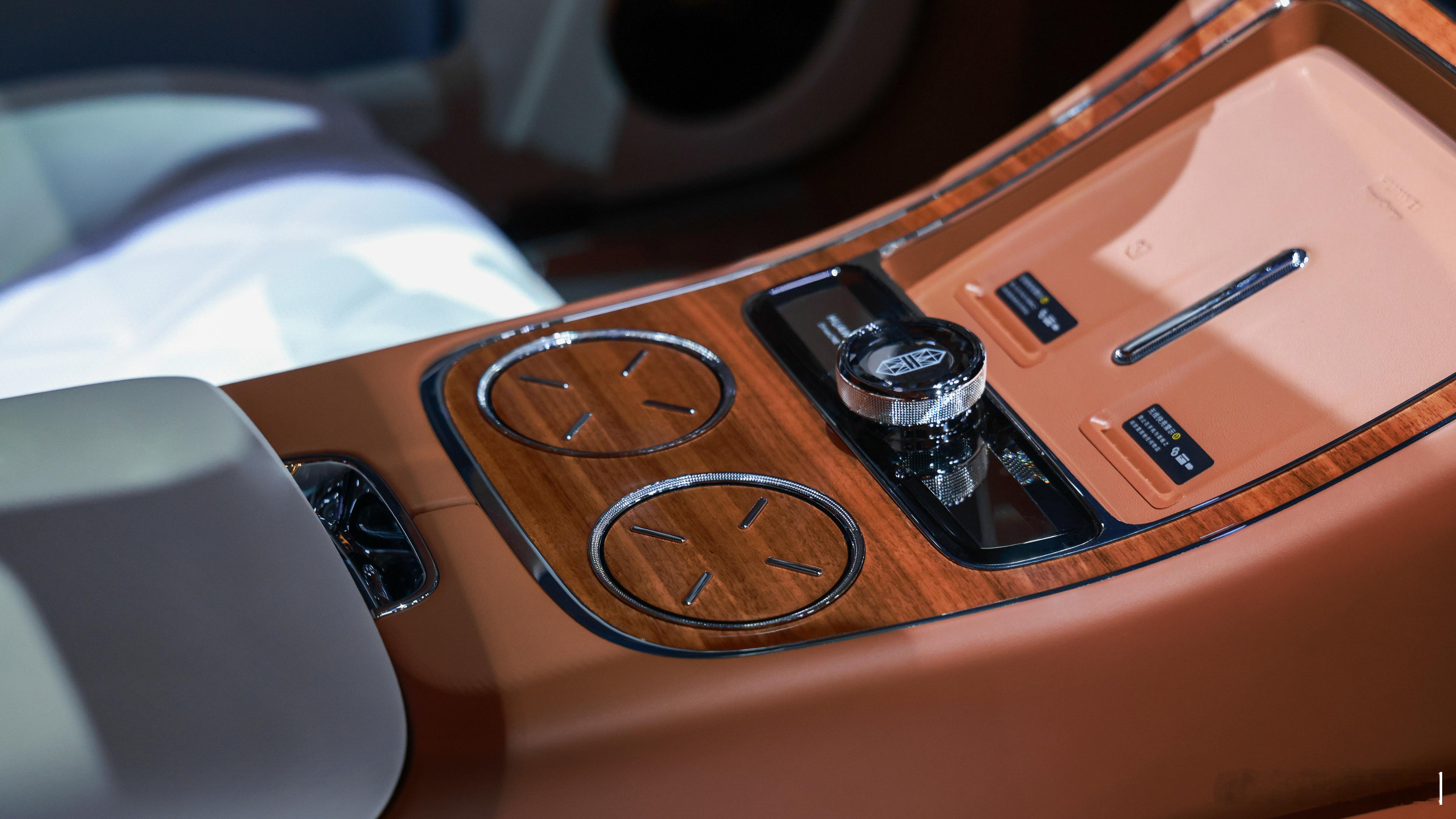 余承东曝尊界200万级新品轿车余承东直接放猛料！尊界要出200万级新轿车，现场秀