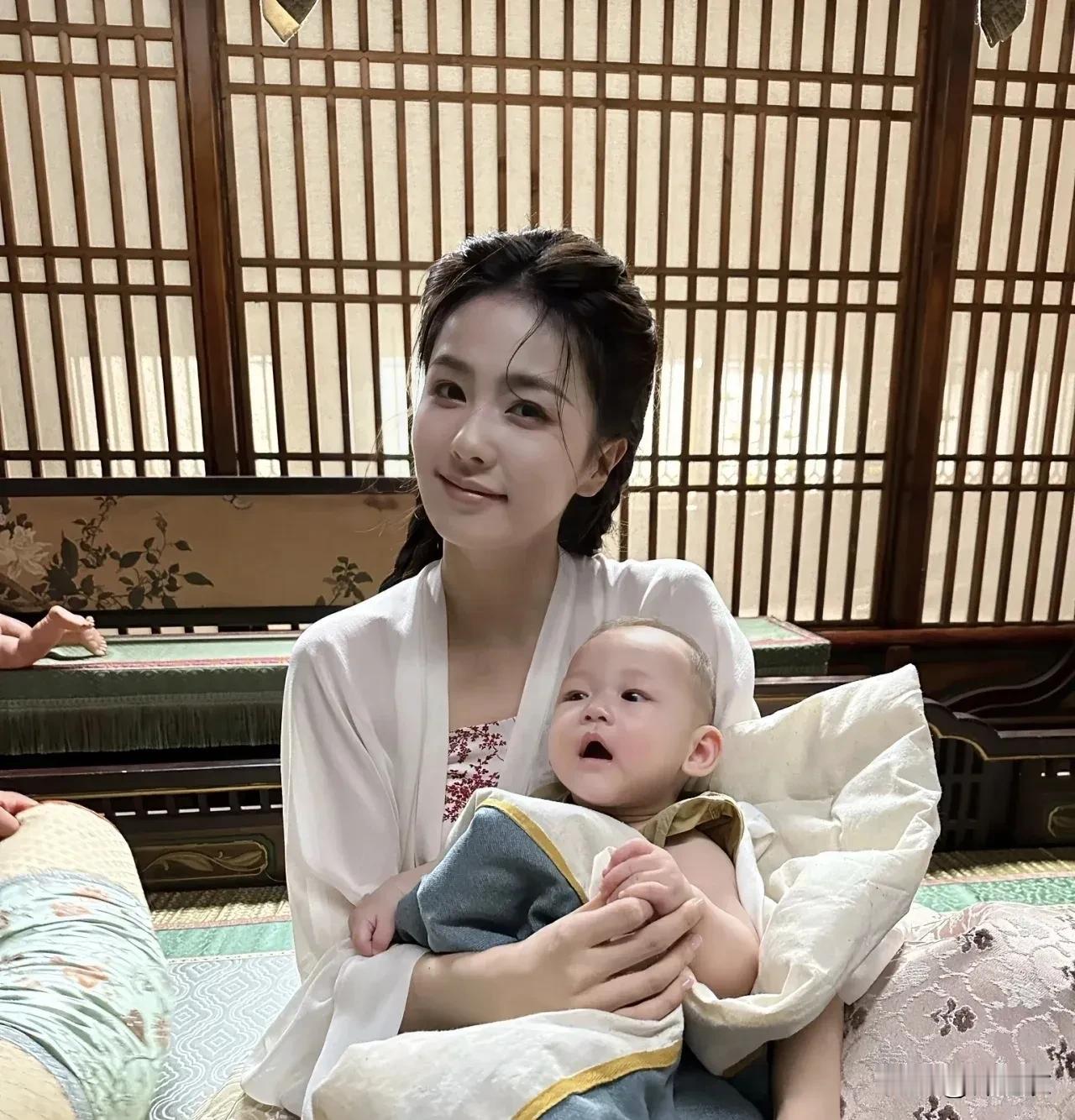白鹿这两张照片有种坐月子的产后虚弱感，感觉白鹿已经演了很多次母亲的角色了吧。