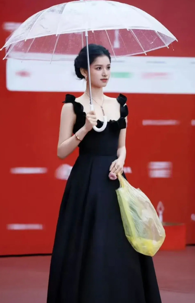 风起时，她会选择捂住裙子，还是去追塑料袋？我不知道张婧仪是何许人，但是她亮相北