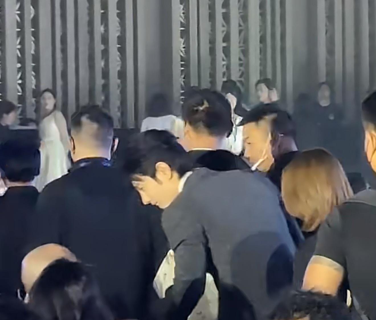 肖战白玉兰晚宴内场肖战工作室快出图图来了，来了，大家想看的人来了！还是想看正面