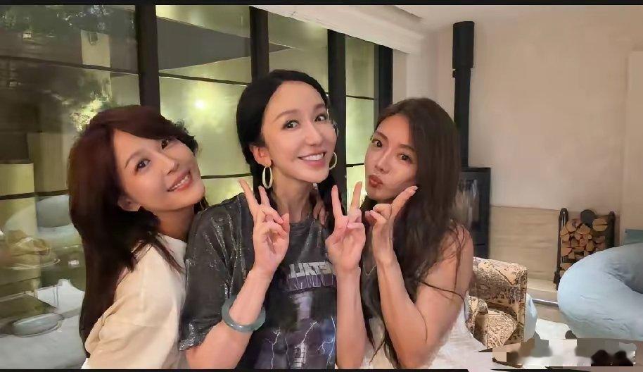 大家发现没有，爱情公寓三姐妹合体，这三人的合照中，有一样是跟以前完全没变化的！那