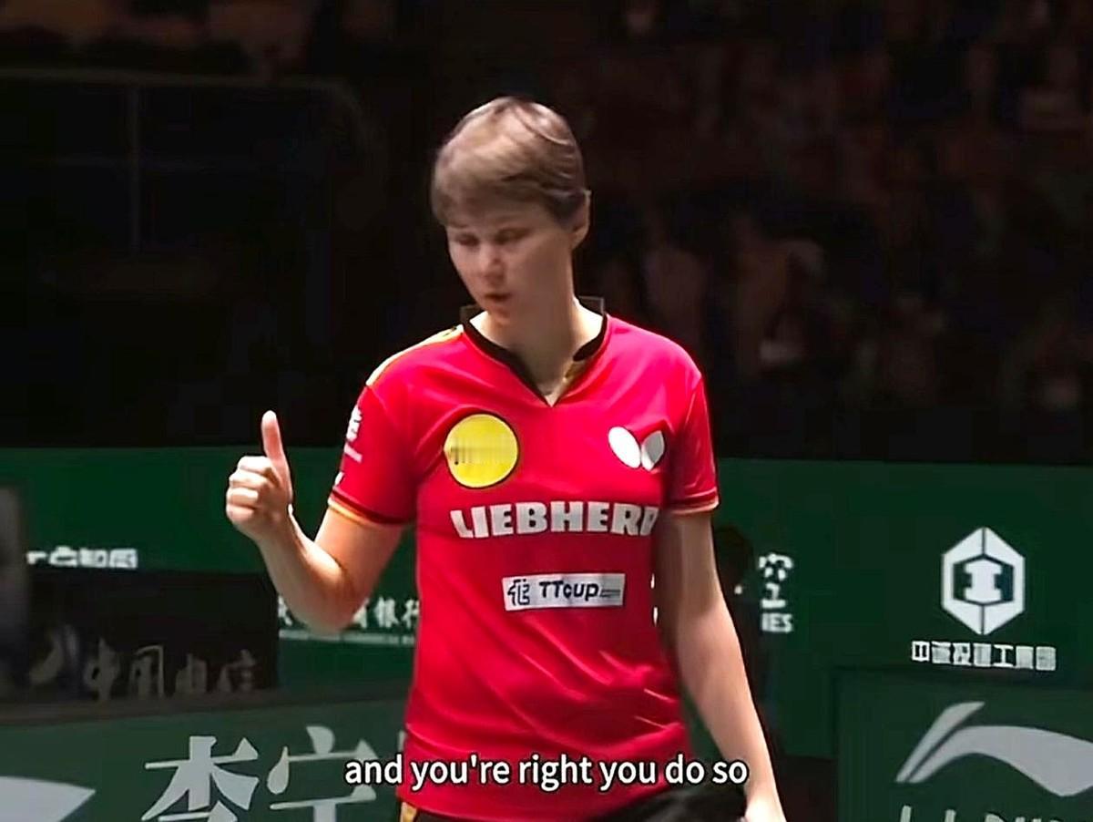 莎莎这波“优雅让球”直接给我看傻了！现在网上吵翻了，有人说德国那尼娜太无赖—