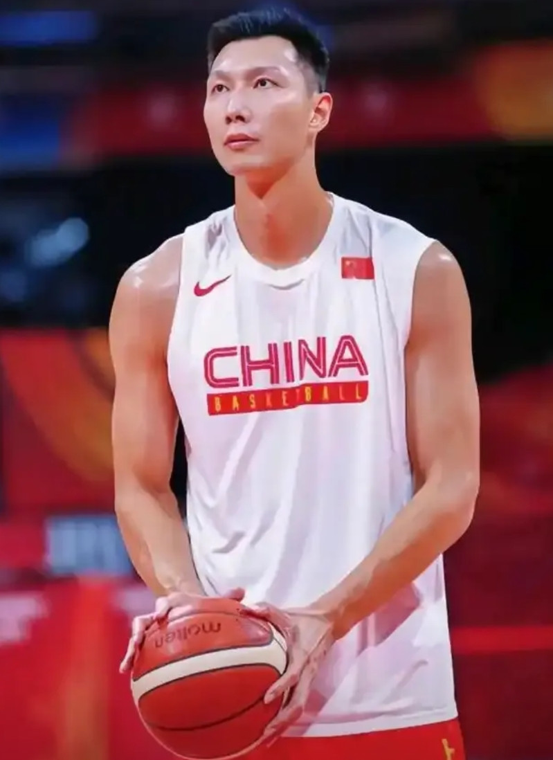 杨瀚森与易建联相比，虽然位置相同，但两人的特点和球商有所不同，杨瀚森可能会在NB