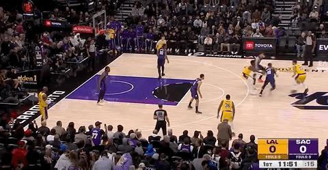 还有这一手！艾顿助攻詹姆斯空接暴扣！今天迎来湖人队客场挑战国王队的比赛。首节