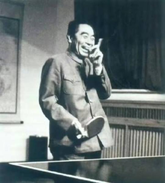 地点北京，茶余饭后的周总理跟身边同志打球，赢了球后，周总理手舞足蹈，像个孩子笑开