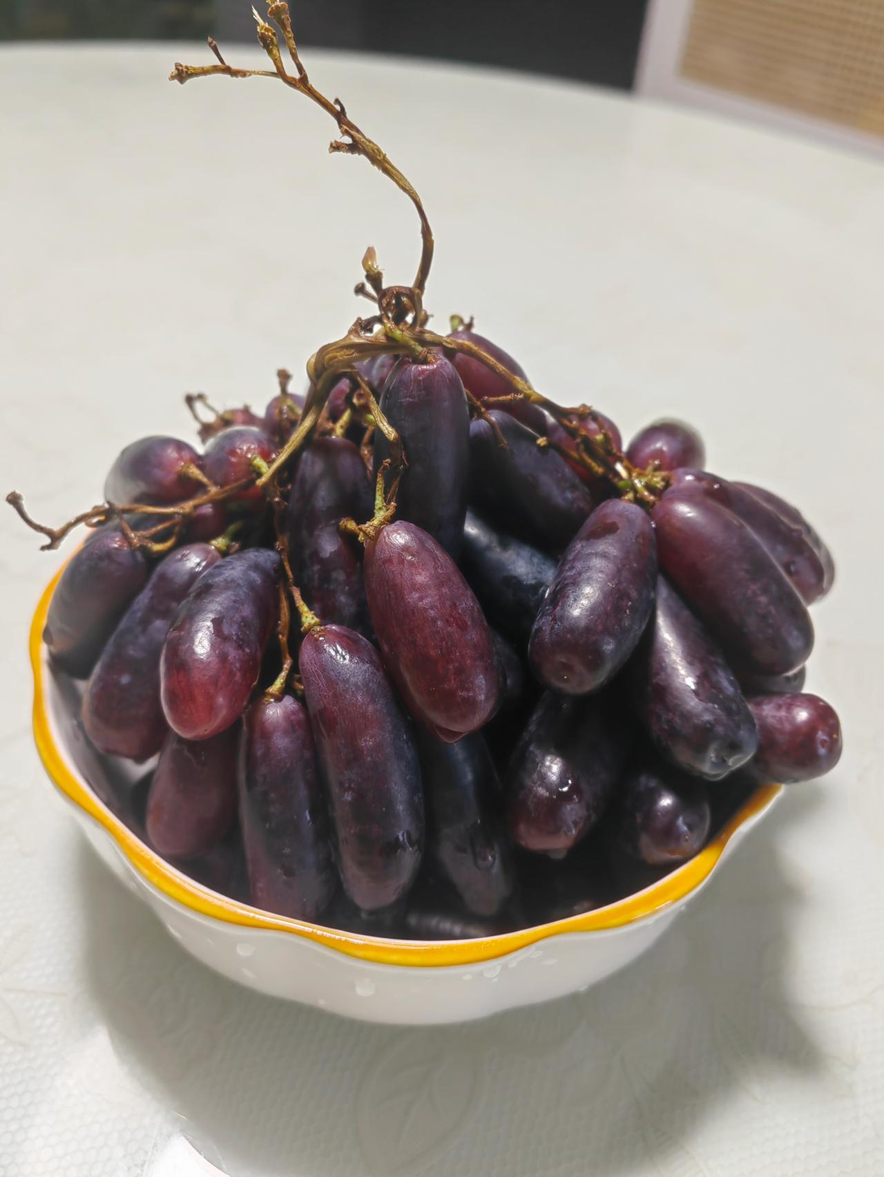 这葡萄特价5块钱，以为捡了便宜，结果还带着酸味，只好留着老公明天回来吃。今天