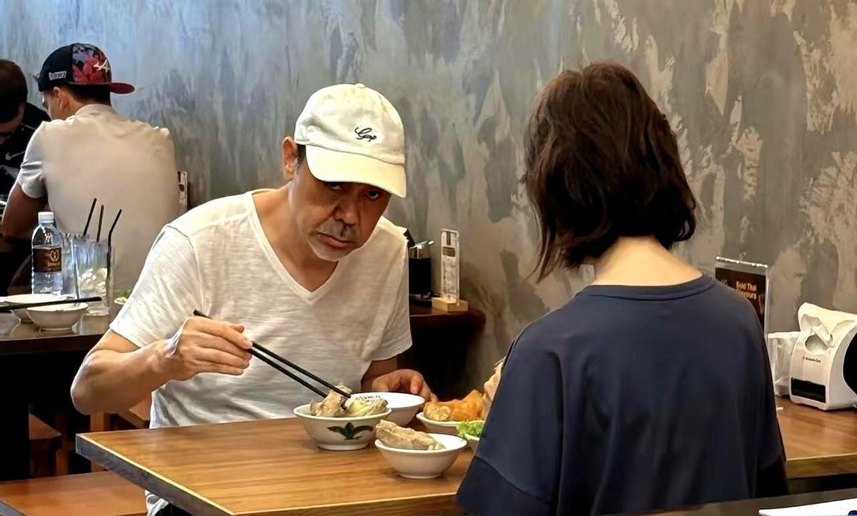 胡子白了，肌肉还在线，不是靠玄学，是每天4:45起床走快步，22:30准时关灯。