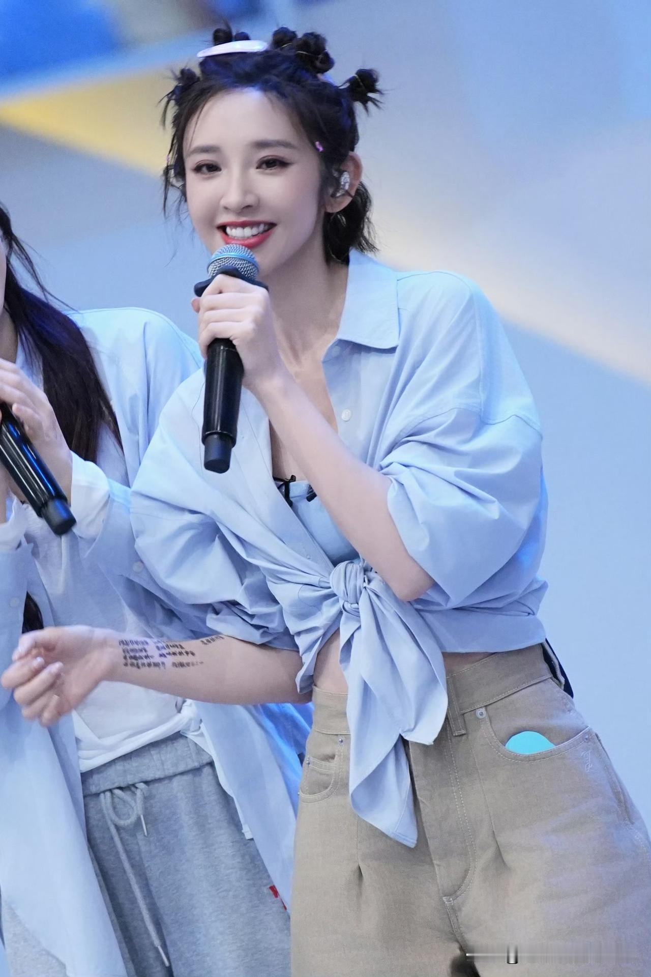 小室方出唐艺昕浪姐五公小考花絮，扎满小揪揪的造型直接甜到出圈浪姐五公的未公开