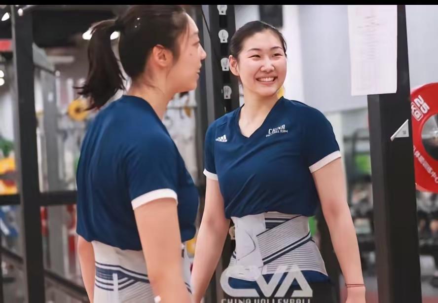 就喜欢李晨瑄、唐欣这么皮实且经打的女排队员，有她在场上气氛活跃，一派笑嘻嘻的样子