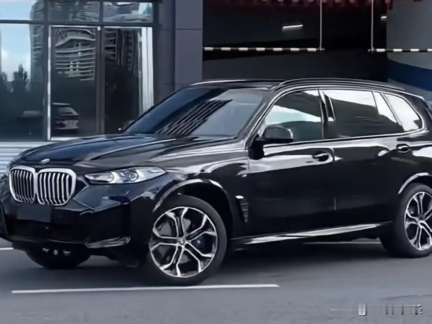 宝马X5和奥迪Q5性能谁更好，还真得好好说道说道。宝马X5定位中大型SUV，动