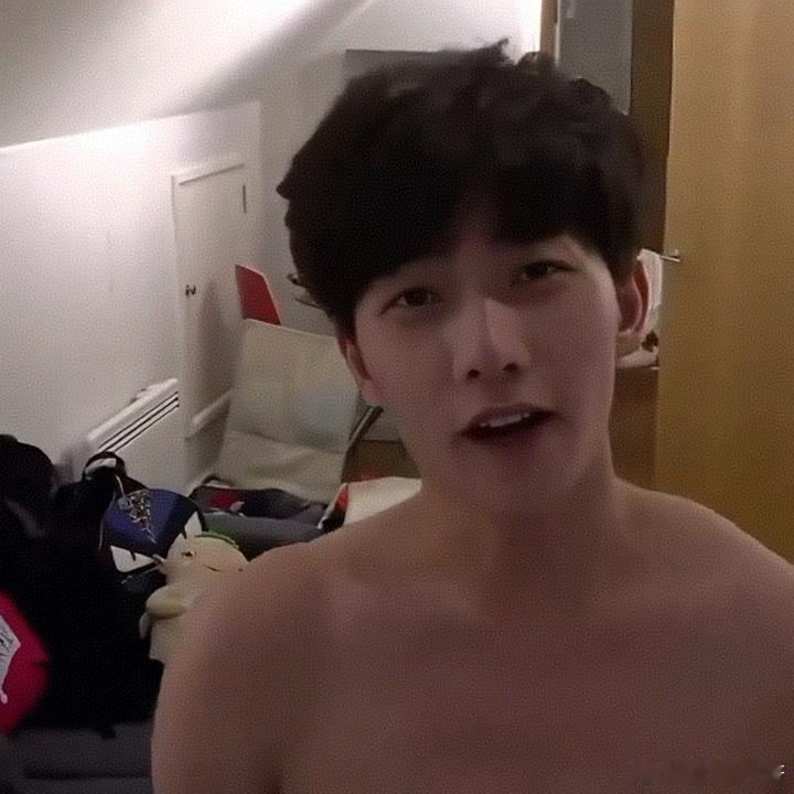 #杨洋反正你也播不了#花少2考古笑不活了🤣杨洋：反正你也播不了！节目组：好的，这就播给全网看。宿舍