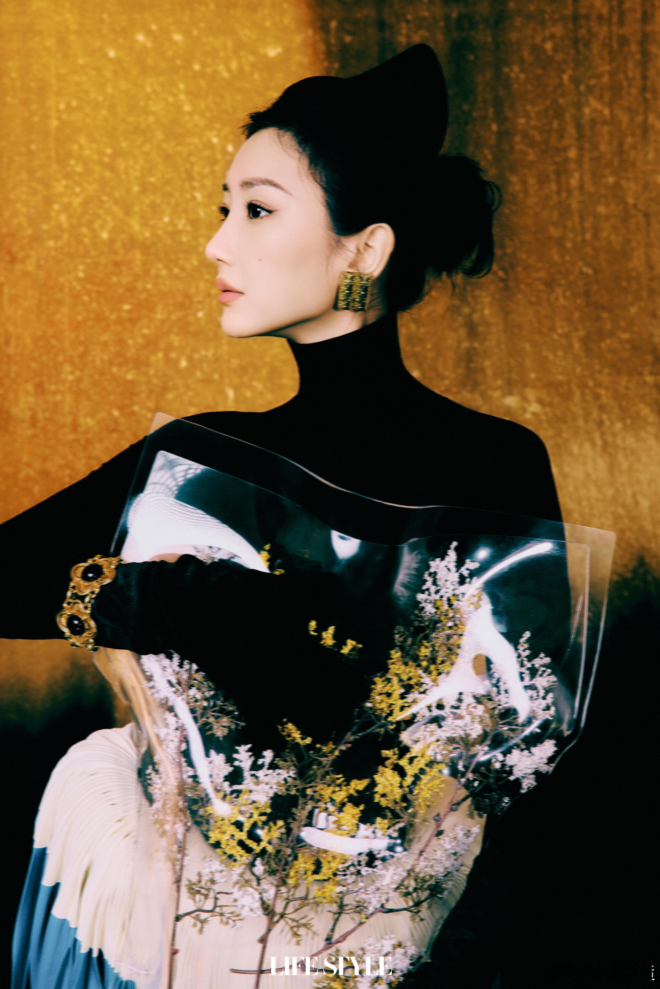 毛晓彤精品购物指南封面鎏金背景下，毛晓彤高颅顶盘发配几何金耳饰，黑高领勾勒天