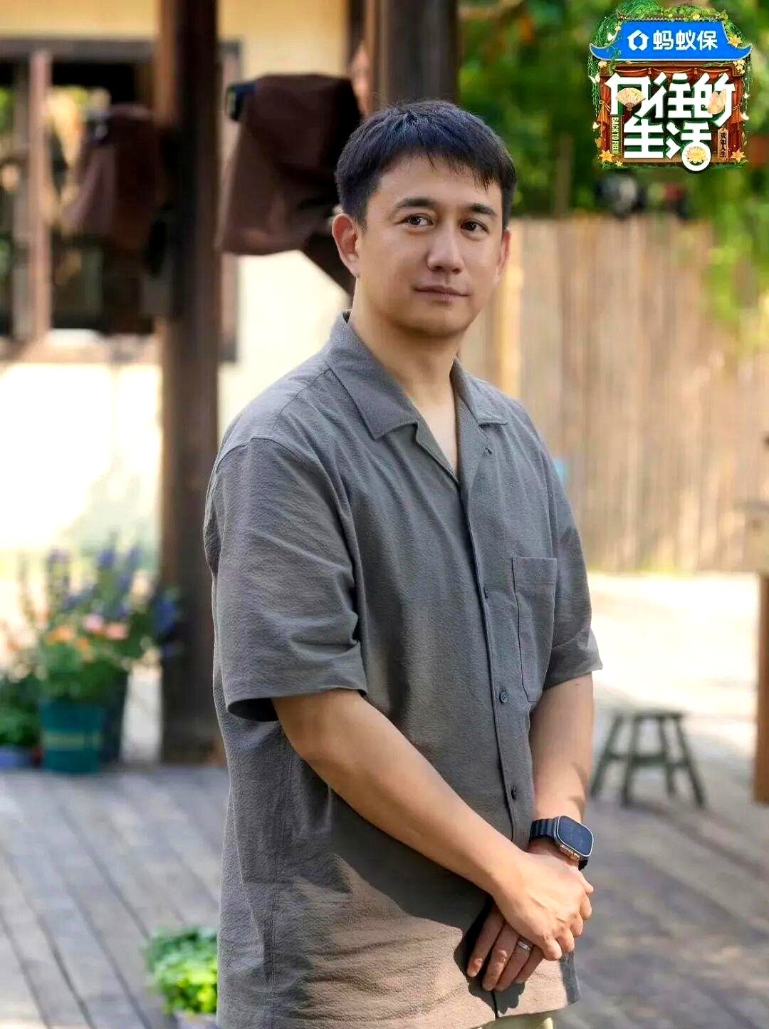 灶台前那个忙活七年的身影，这回真说再见了。黄磊亲口确认，不再回蘑菇屋。他说这一章写完了，结束了就是永