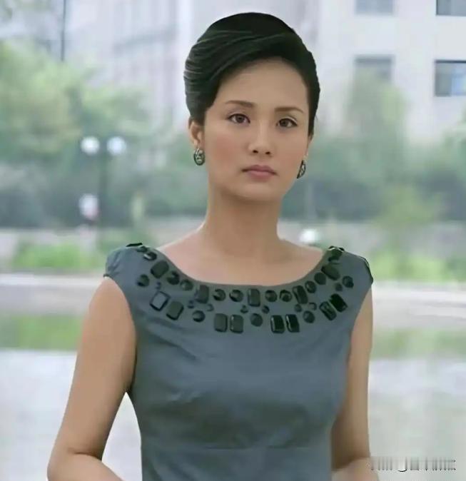 57岁李颖现状：住上海豪宅与母亲弟弟同住，婚姻成谜背后隐藏什么。最近刷到一条