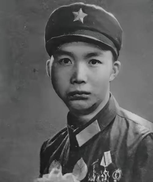 1979年，战士高华忠接到了掩护全营撤退的死命令。战斗结束，任务顺利完成，可营部