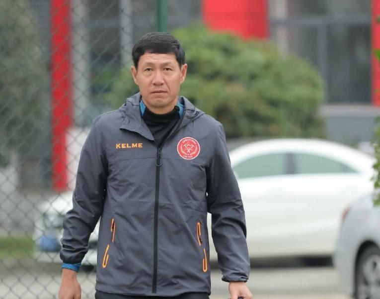 八九不离十，成都蓉城已经和主教练徐正源和平分手，新主教练将是在四川全兴效力过的黎