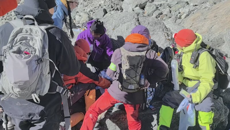 23岁硕士生徒步川西网红野线猝死: 事发地系封闭区域, 领队称当天来了十几辆大巴