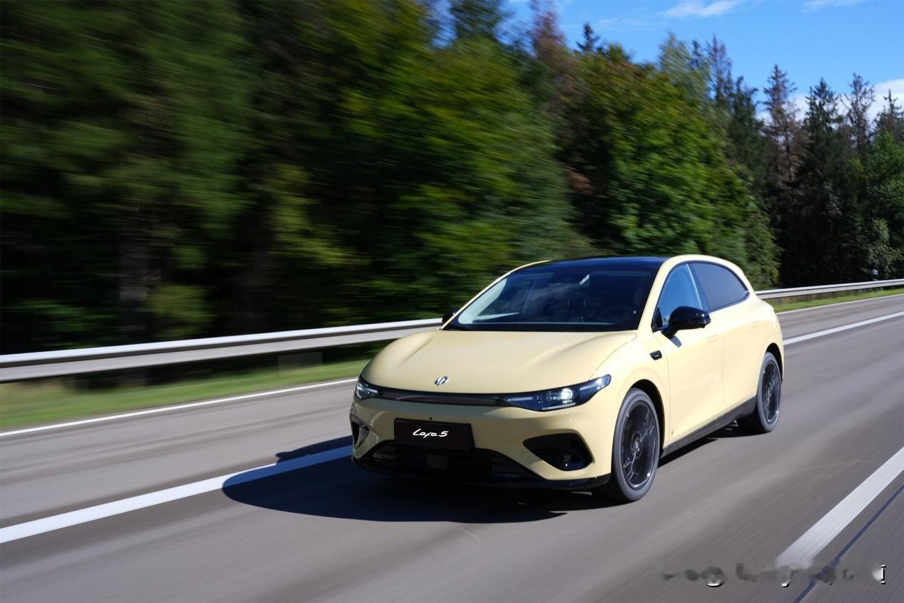 15万内，如果你想选一款个性运动的新能源座驾，选谁比较好呢？也许会有朋友推荐小鹏