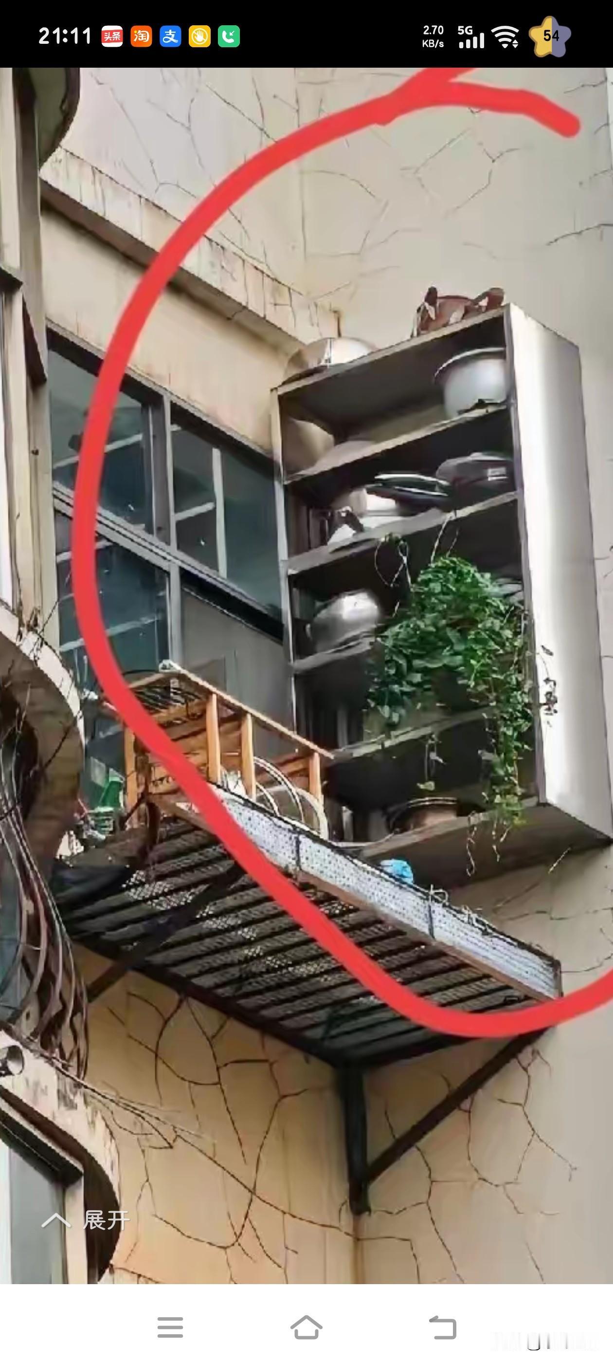 这样装橱柜的人算是“人才”吗？这简直就是个定时炸弹！哪天突然飞出一口锅，砸到了人